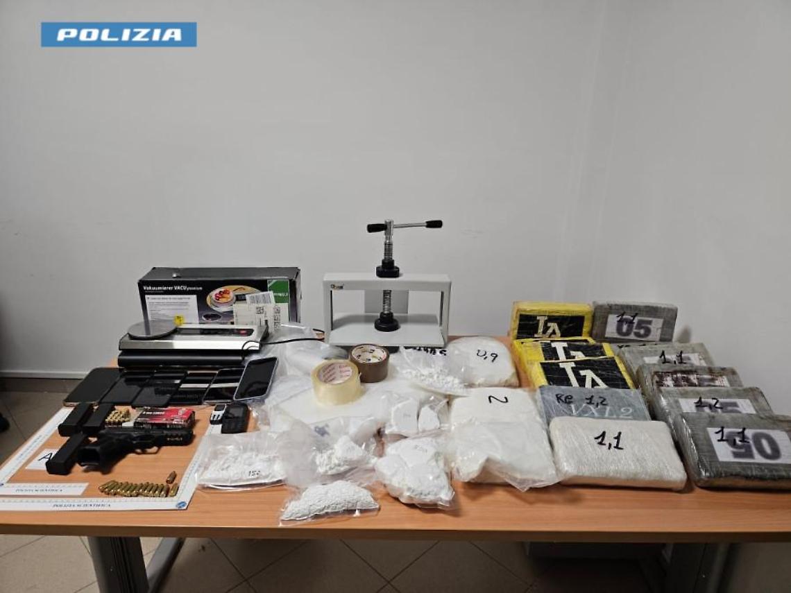 La droga e le armi sequestrate dalla Polizia di Stato