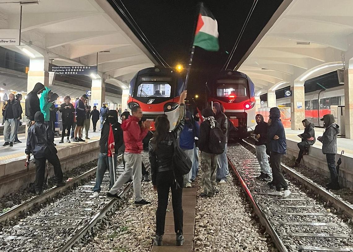 Nonostante la pioggia Taranto scende in strada per la Palestina