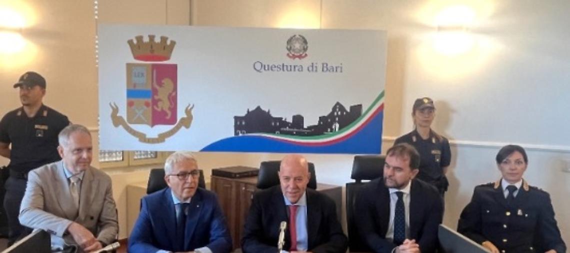 Una conferenza stampa in Questura a Bari