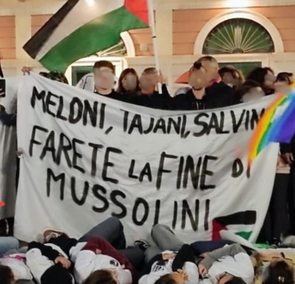 Lo striscione esposto a Bisceglie