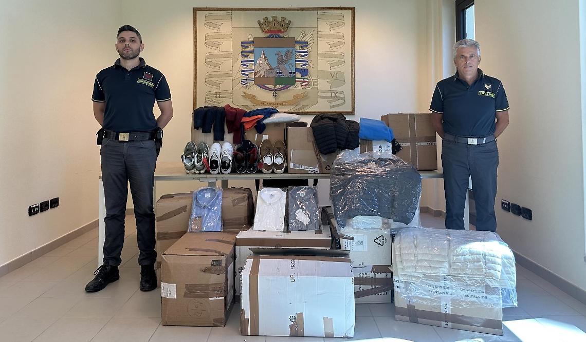 I capi d'abbigliamento sequestrati dalla Finanza