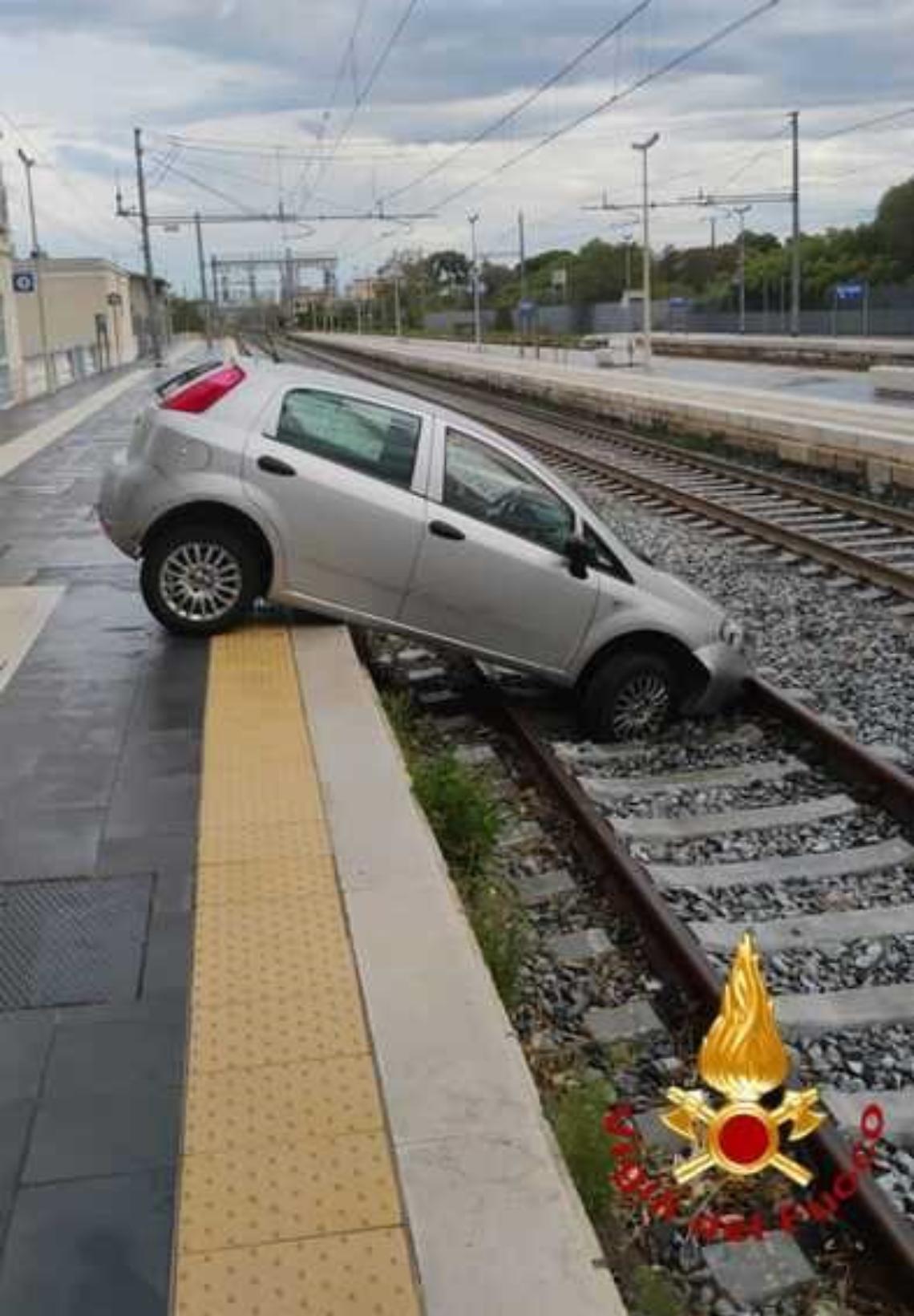 L'auto finita sui binari - foto Vigili del fuoco