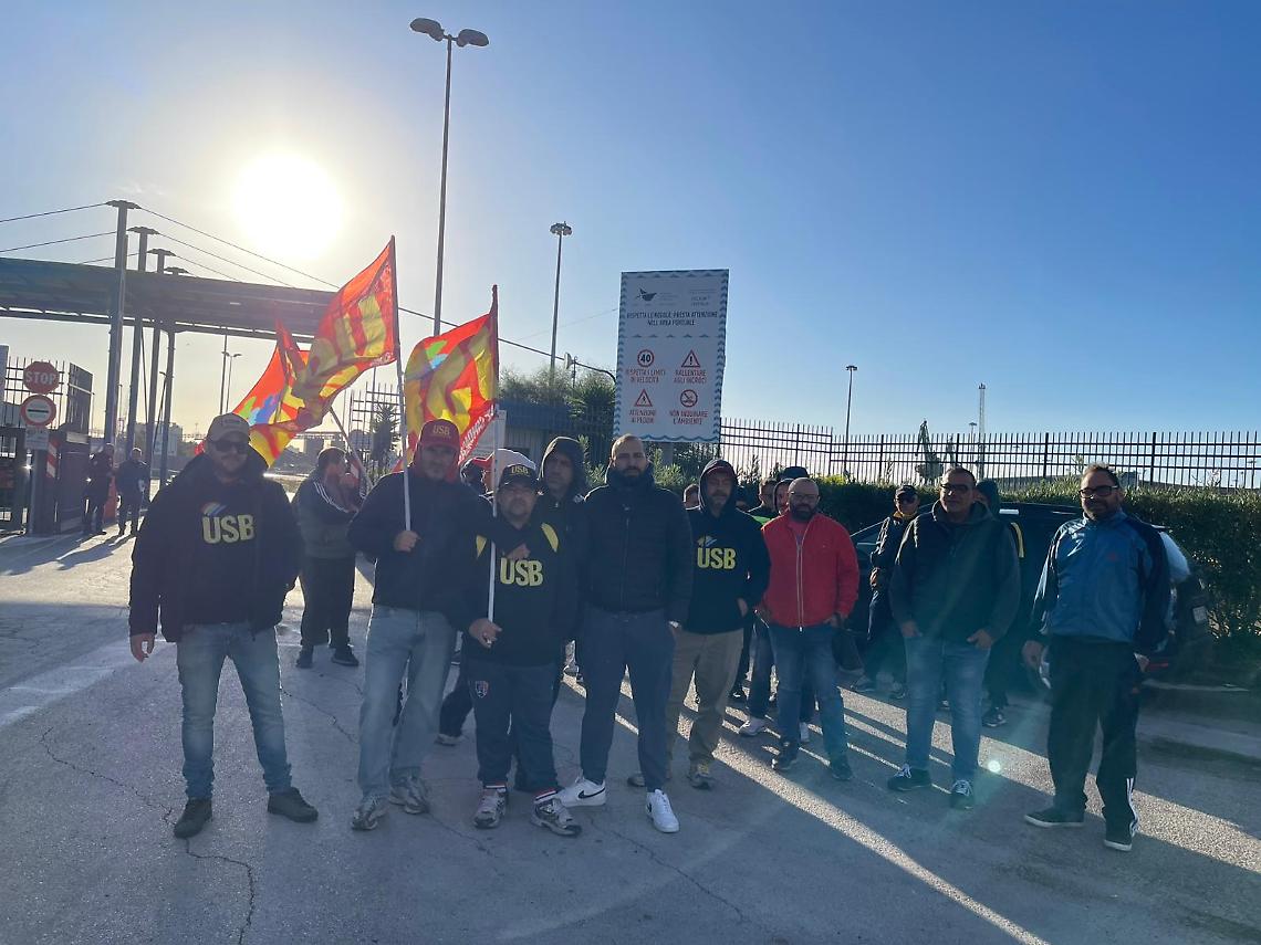 Il presidio dell'Usb davanti al Varco Nord al Porto di Taranto