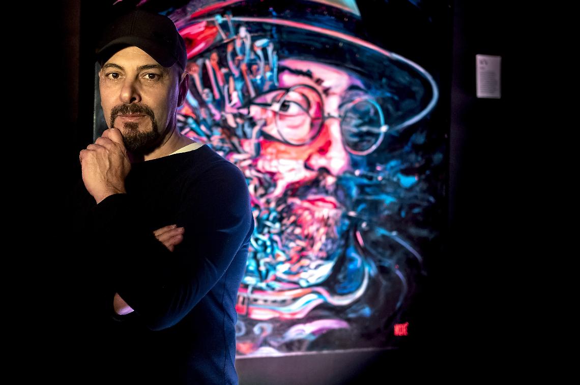 L'artista Kotè con una sua opera su  Lucio Dalla (foto  Francesca Sara Cauli)