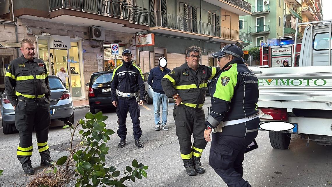 Il vento abbatte un albero in via Campania - foto Francesco Manfuso