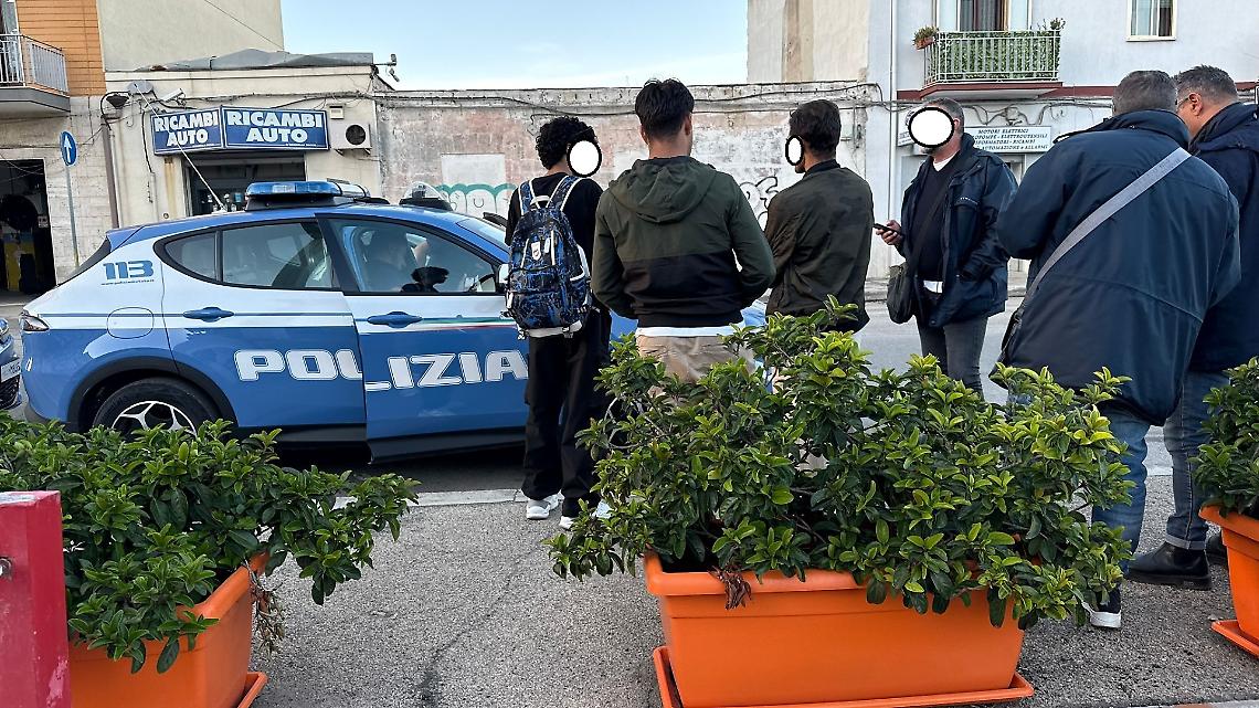 Un gruppo di cittadini sale sul bus senza biglietto, interviene la Polizia - foto di Francesco Manfuso