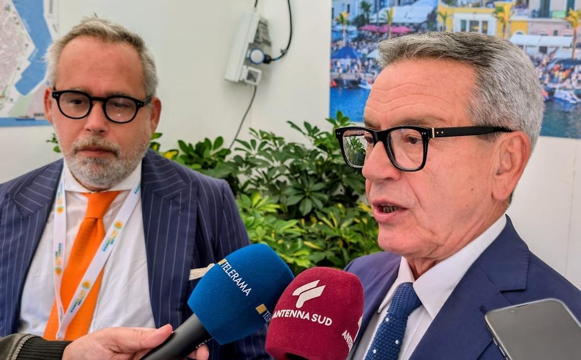Il Sindaco Giuseppe Marchionna firma l'accordo