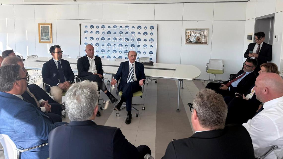 Luigi Lobuono con i Consiglieri regionali del centrodestra