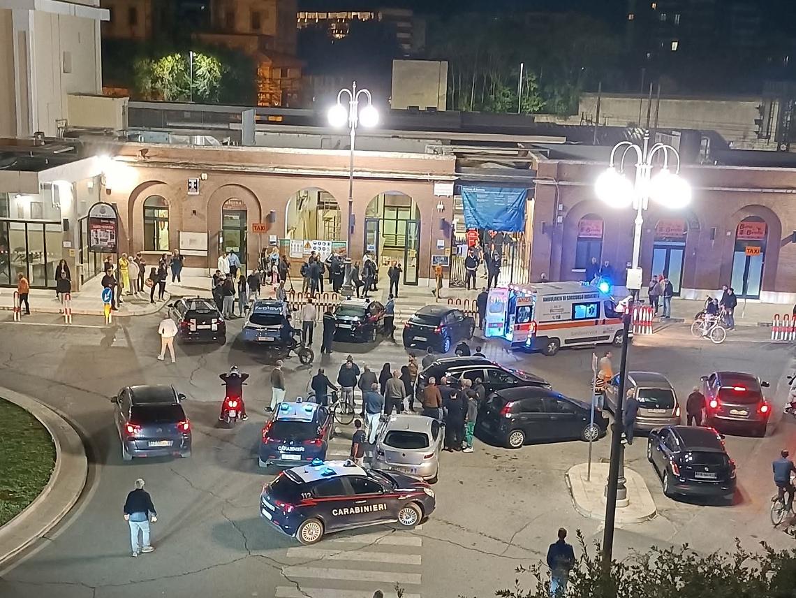 Forze dell'ordine e 118 in stazione a Barletta per la rissa