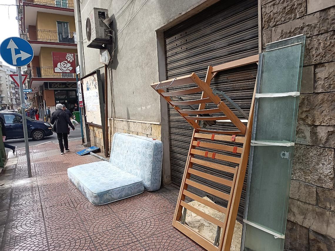 Rifiuti in via Puglia angolo via Liguria a Taranto - foto di Carmine La Fratta 