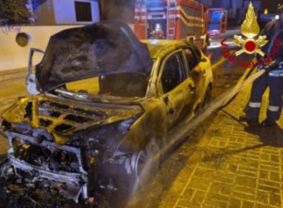 Una delle auto distrutte dalle fiamme in Salento