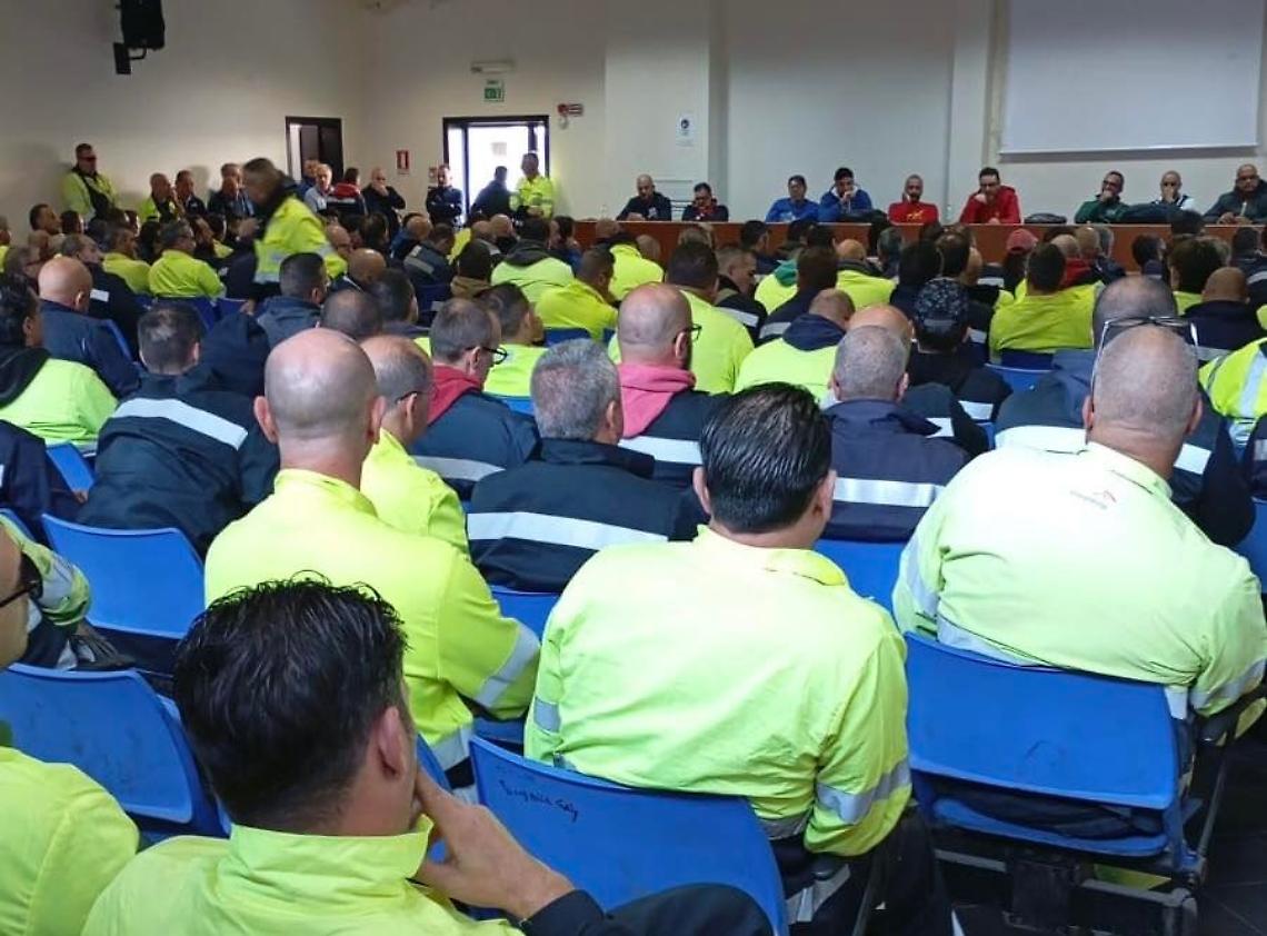 Ex Ilva, una delle assemblee in fabbrica a Taranto