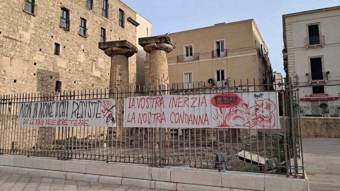 Gli striscioni della Rete Difesa Fiume Tara