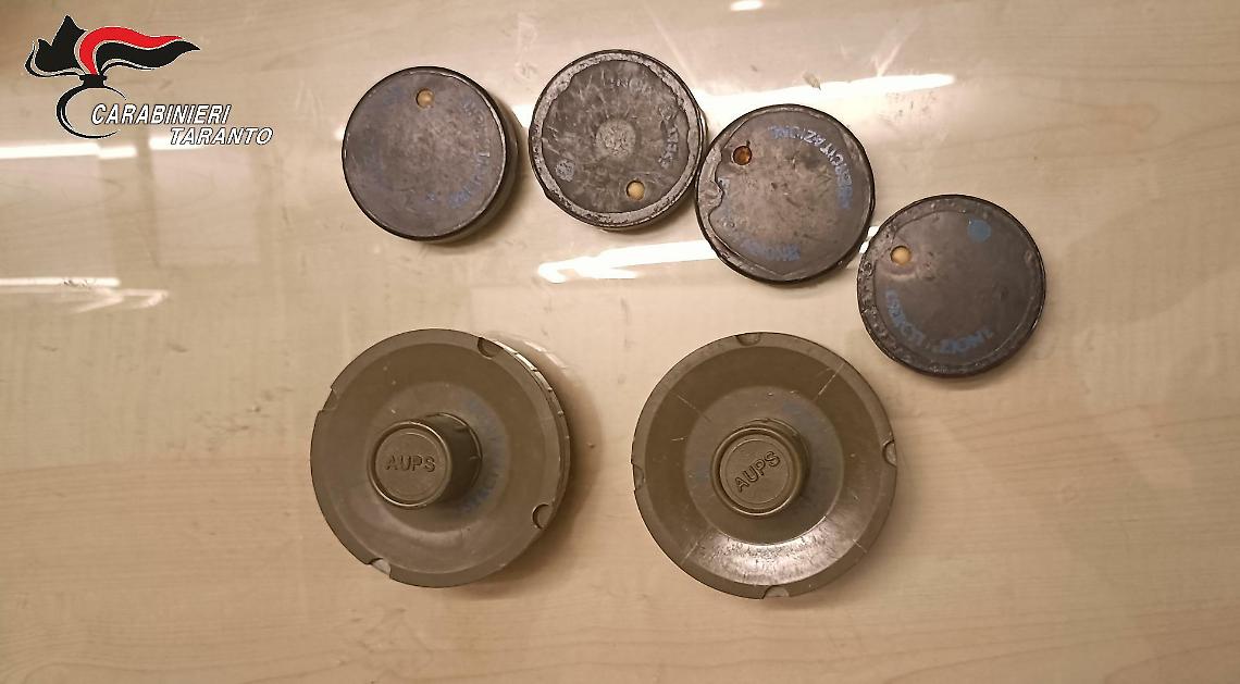 Gli ordigni sequestrati a Laterza