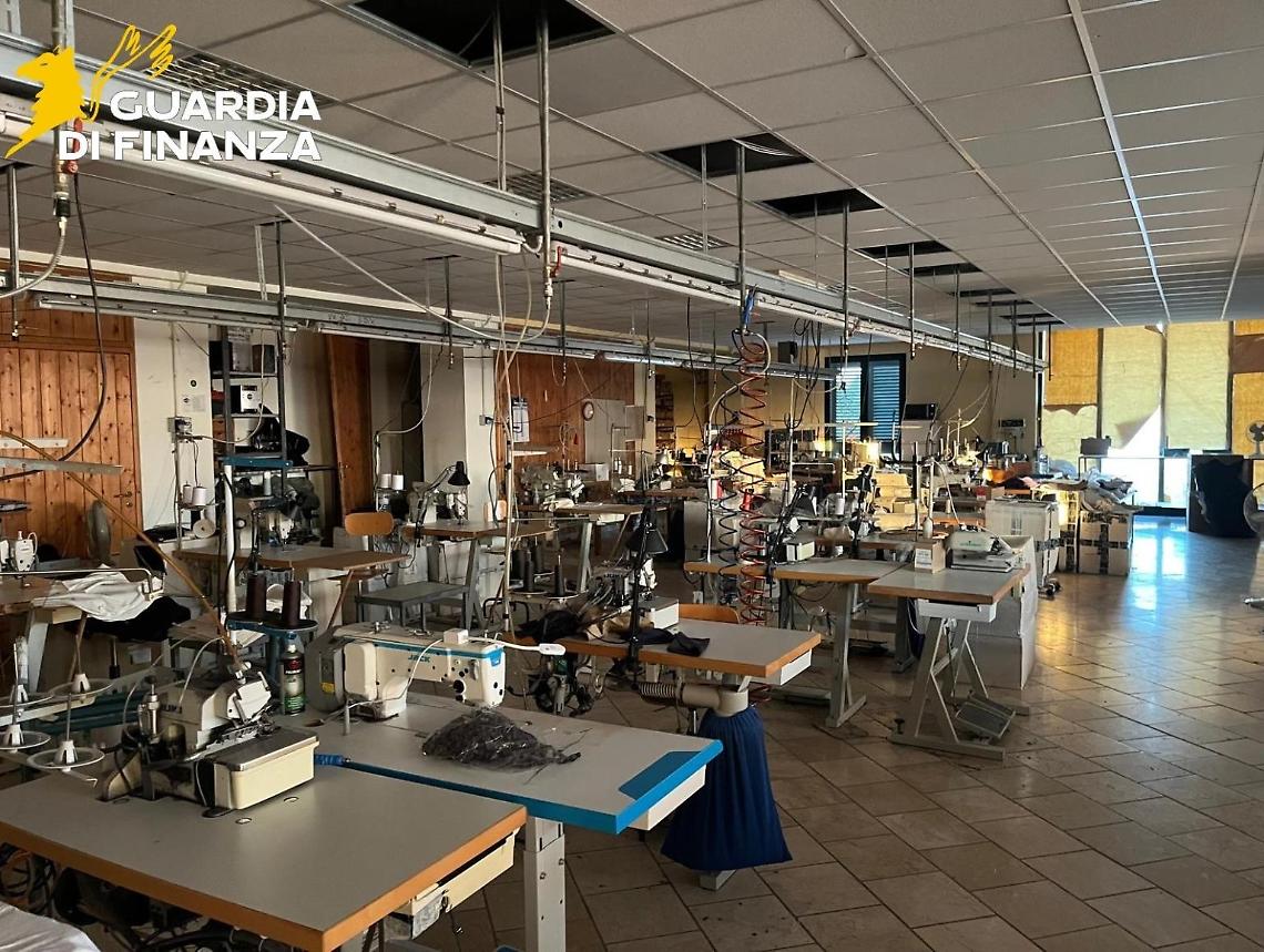 Maxi sequestro della Guardia di Finanza a Barletta: oltre 100 mila capi di abbigliamento contraffatti