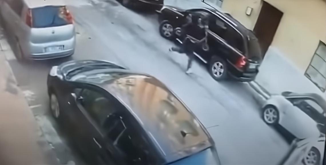 Ruba un monopattino e si allontana a bordo di una Fiat Panda - foto di Taranto è lui