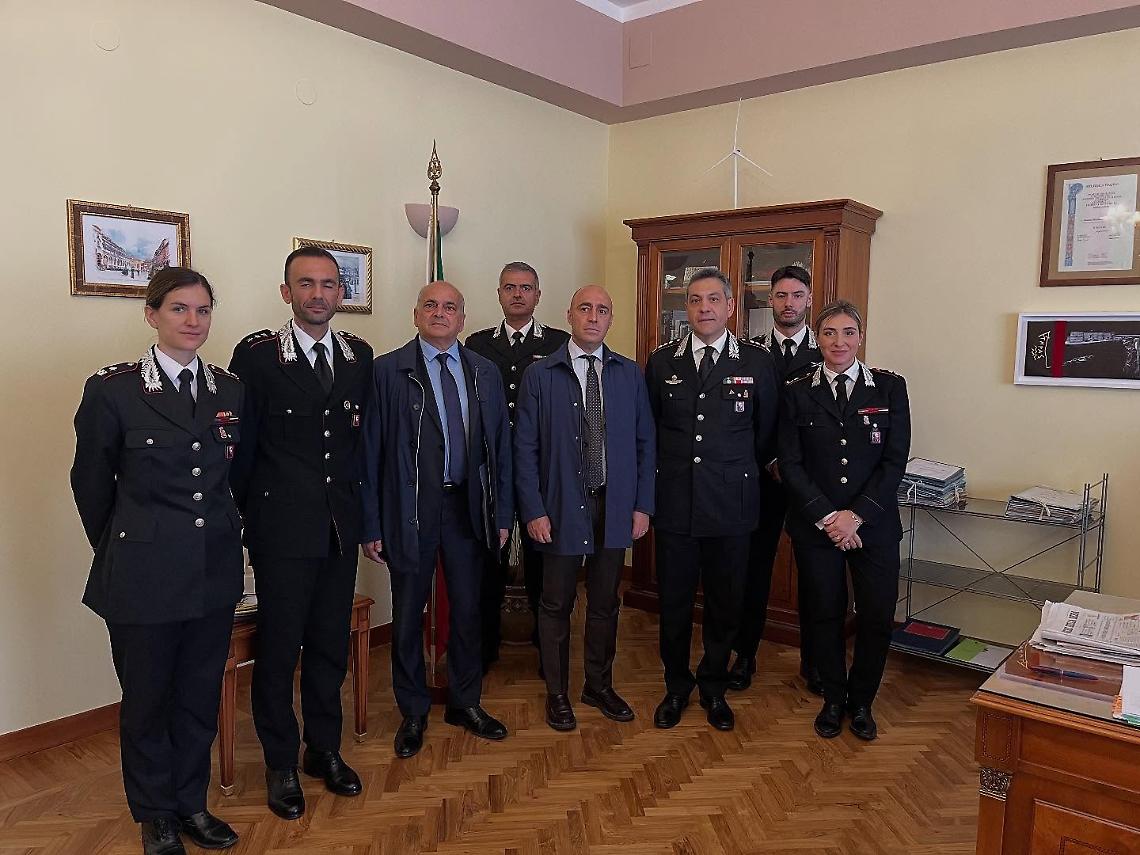 L'abbraccio del sindaco Bitetti ai Carabinieri