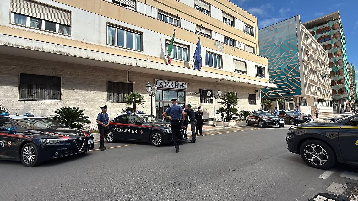 Forze dell’ordine davanti al Comando provinciale per rendere omaggio al luogotenente tarantino Marco Piffari - foto di Francesco Manfuso