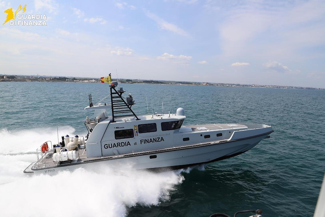 Un motoscafo della Guardia di Finanza di Bari