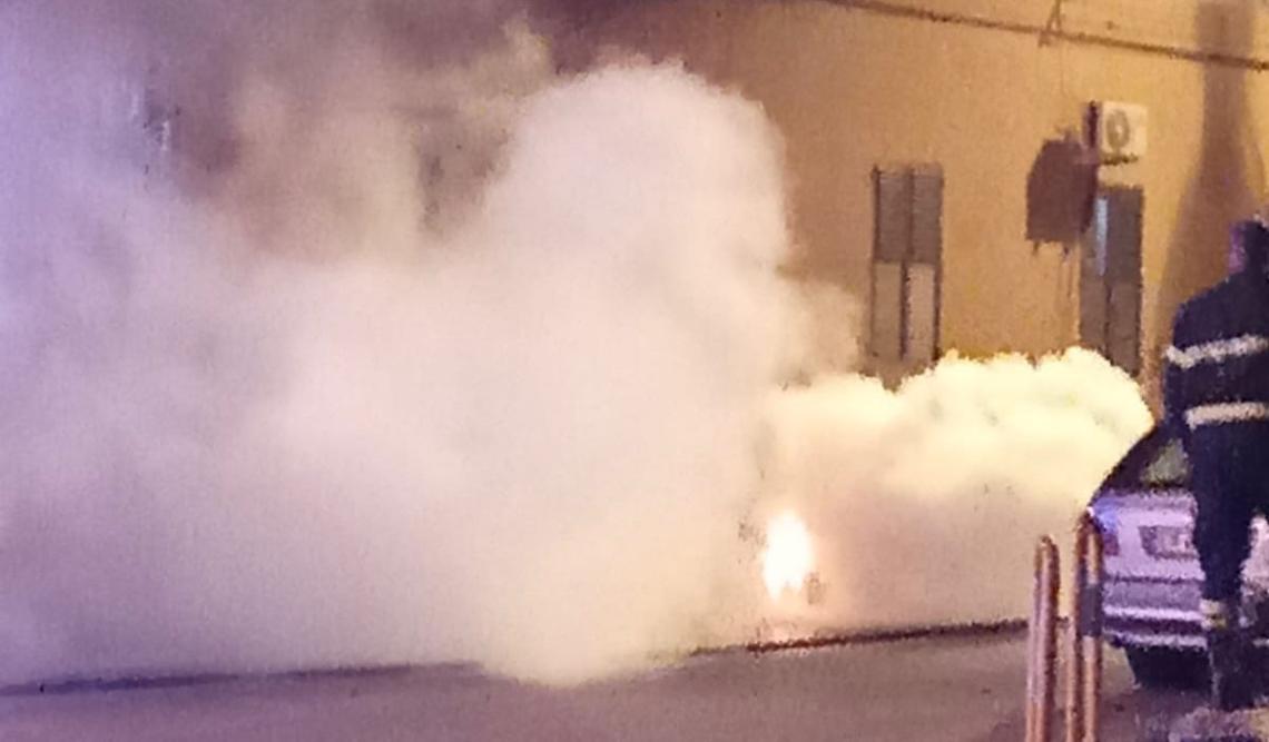 Auto in fiamme nella notte a Taranto - foto di Francesco Manfuso