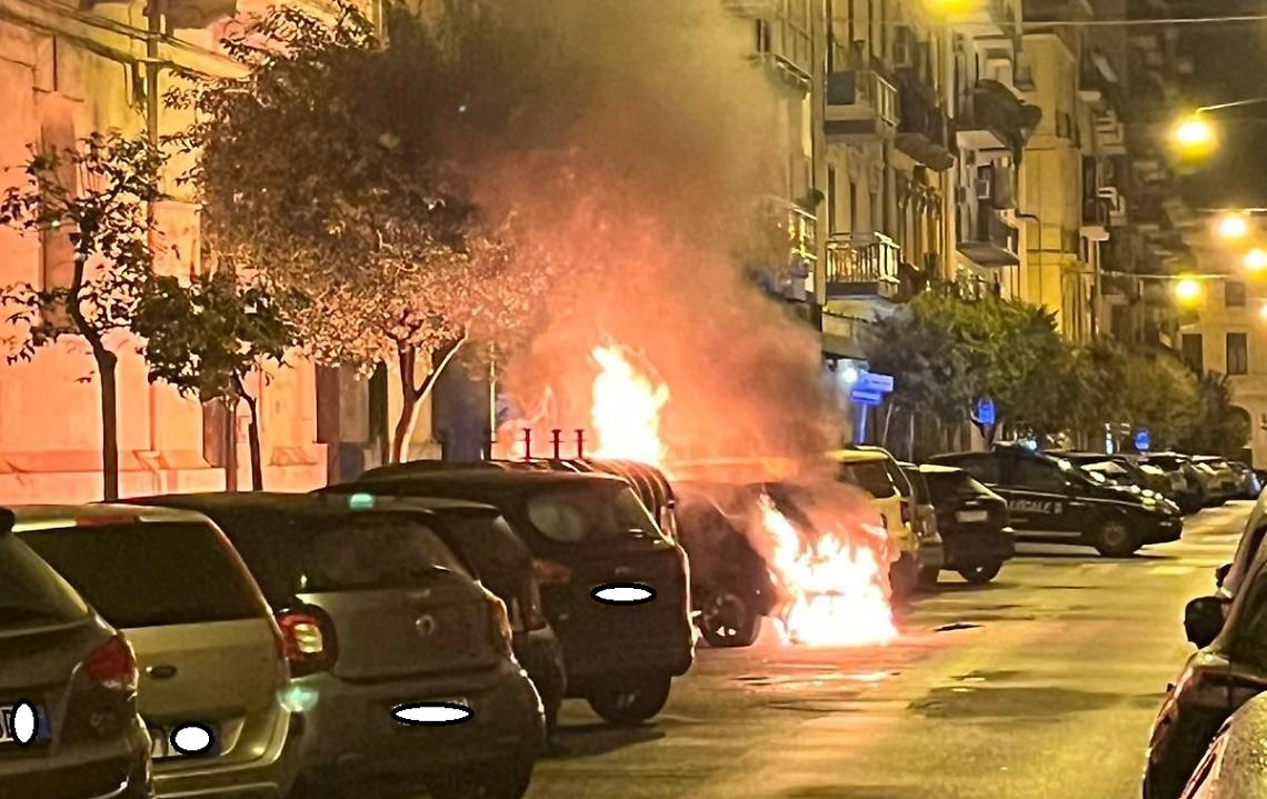 Auto in fiamme nella notte - foto di Francesco Manfuso