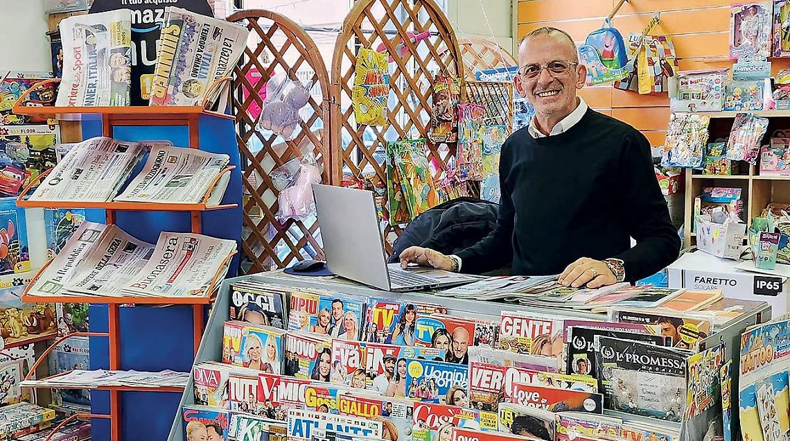 Antonio D’Incesso nella sua edicola al rione Tamburi