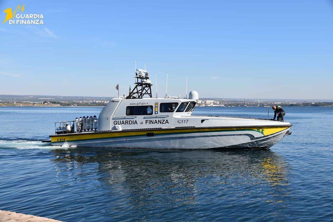 Un mezzo navale della Guardia di Finanza