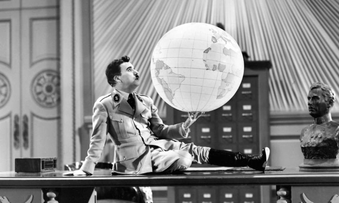 Charlie Chaplin in una scena del film “Il grande dittatore”