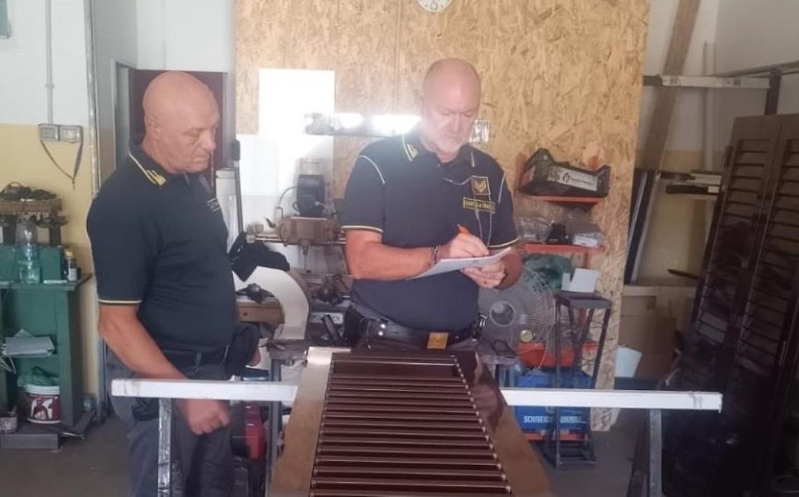 La Guardia di Finanza in un laboratorio di un fabbro di Andria