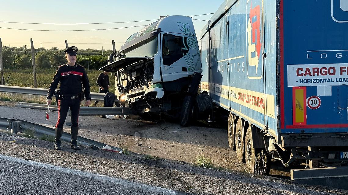 Scontro tra auto e tir sulla SS 106 - foto di Francesco Manfuso