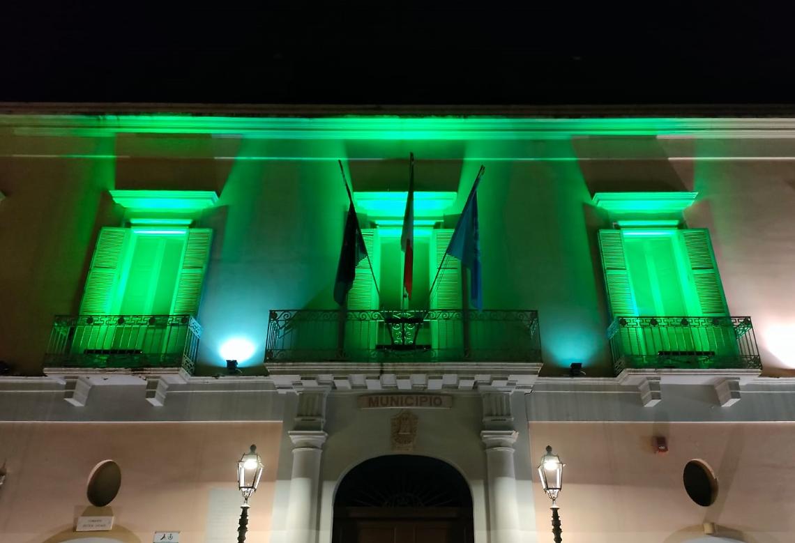 Il Palazzo di CXittà di Massafra illuminato di verde