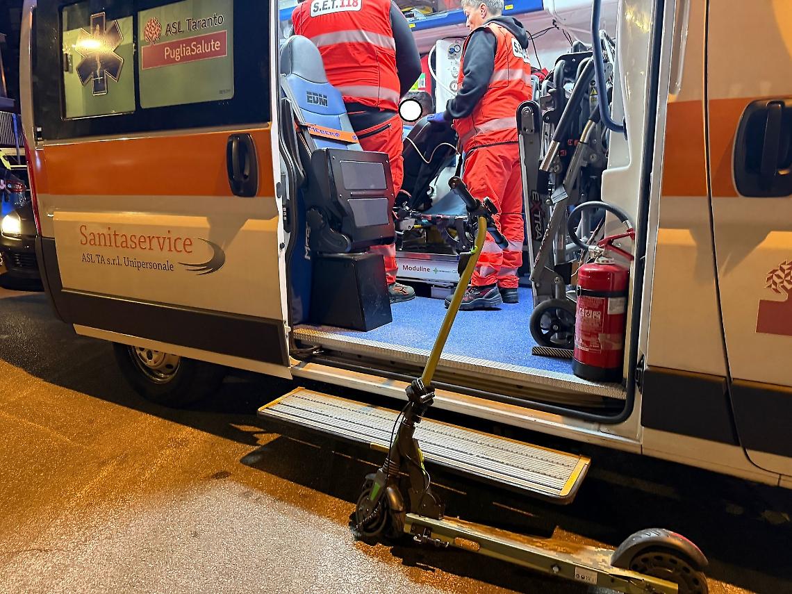 Scontro scooter–monopattino in via Salinella: due feriti - foto di Francesco Manfuso