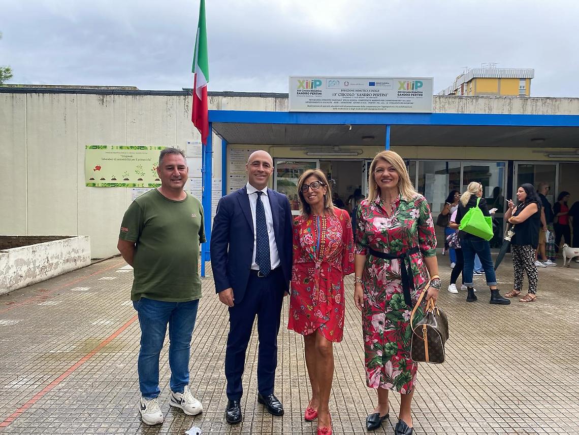 Il Sindaco Piero Bitetti il giorno dell'avvio dell'anno scolastico all'I.C. “Sandro Pertini” di Taranto