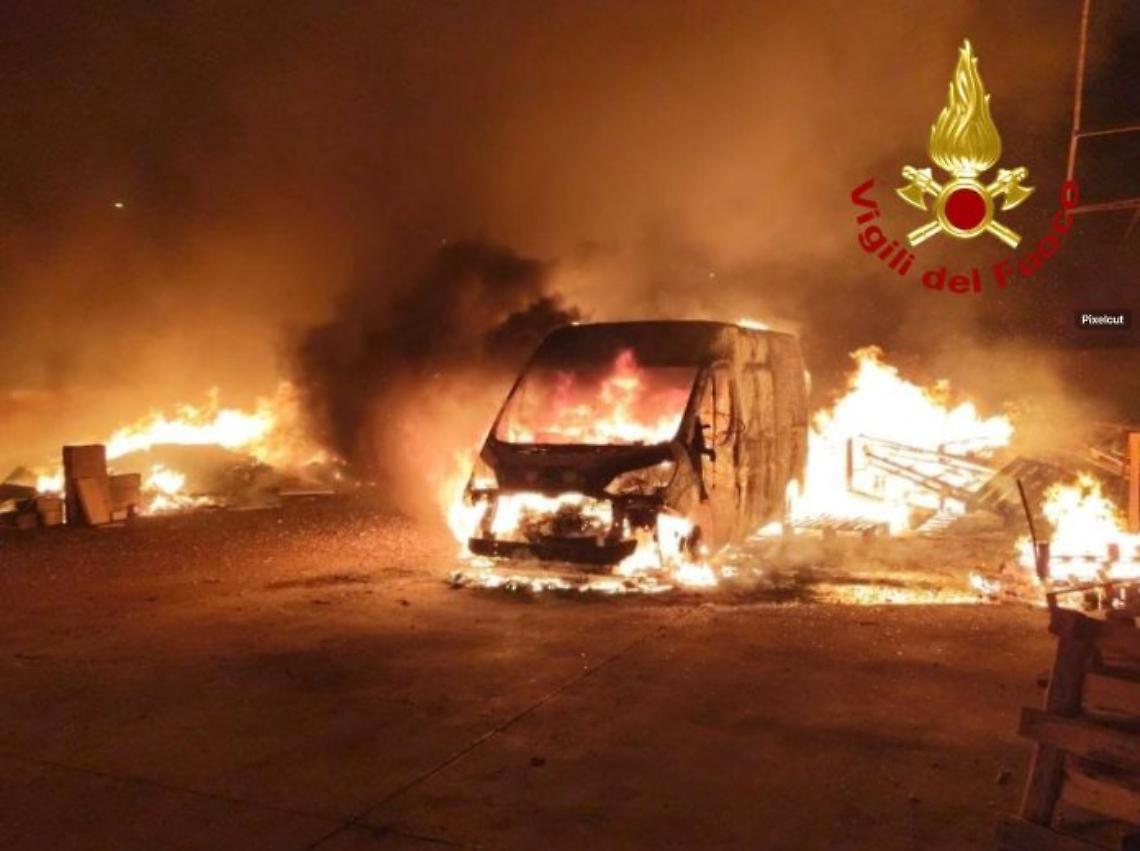 Incendio distrugge 11 furgoni di una Rsa a Taviano - foto Vigili del Fuoco