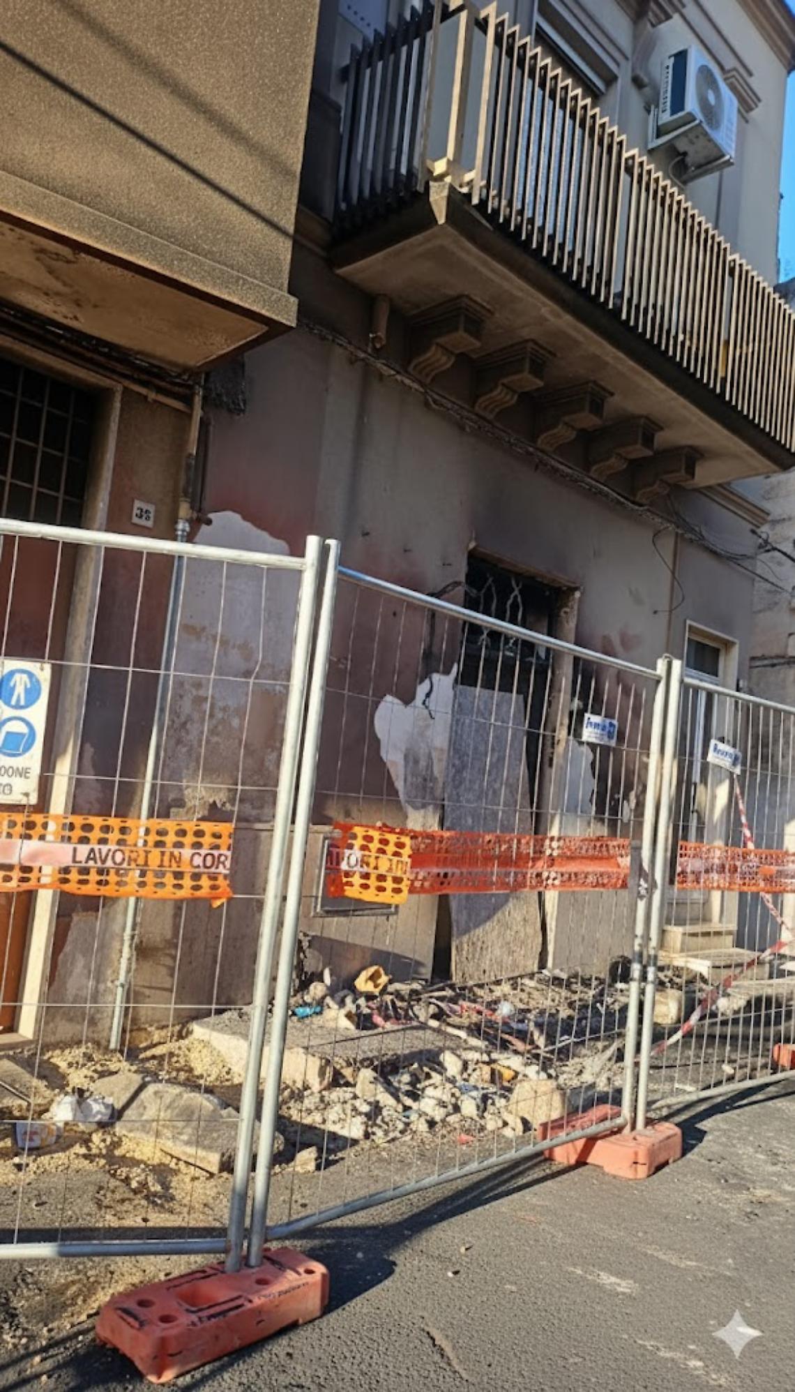 Il luogo dove si è bruciata un'auto a Grottaglie