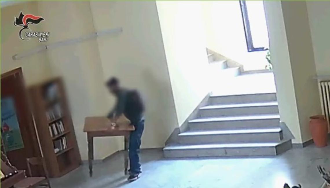 Il ladro in azione in una scuola