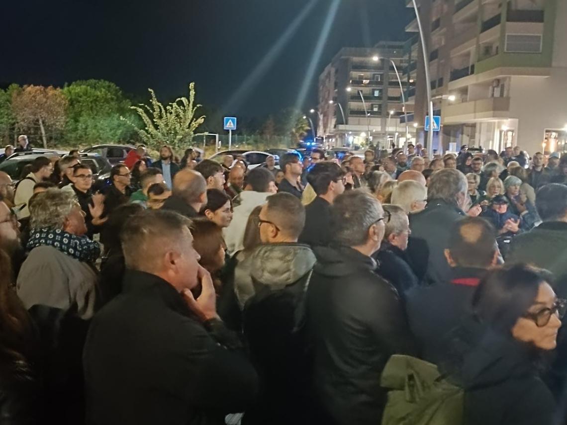 Barletta reagisce alla paura: in centinaia al sit-in per Giuseppe Di Bari