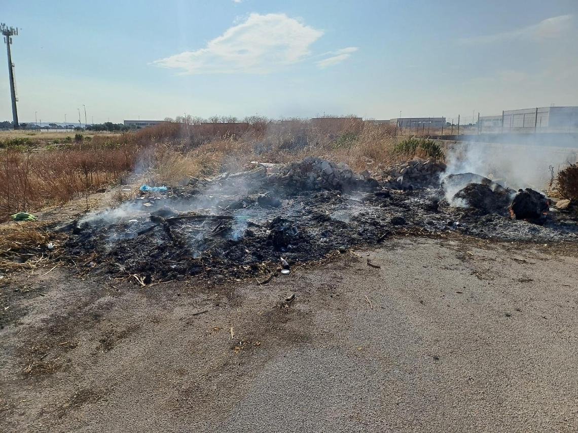 Rifiuti bruciati e discariche abusive, sequestrate due aree nel Tarantino