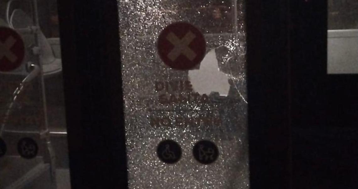 Sassi contro un mezzo di Kyma Mobilità nella serata di Halloween