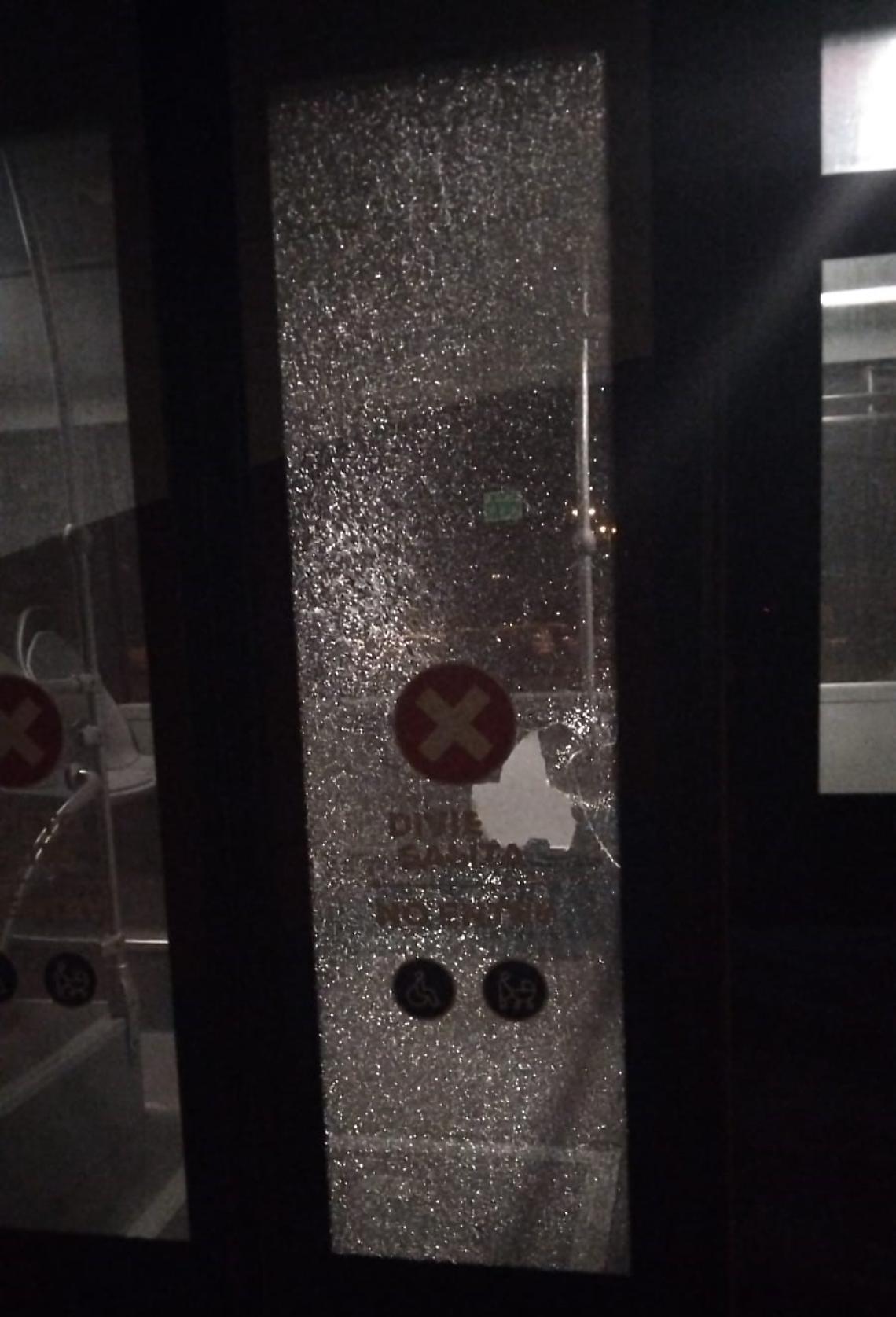 La portiera dell'autobus dopo la sassaiola nella notte di Halloween