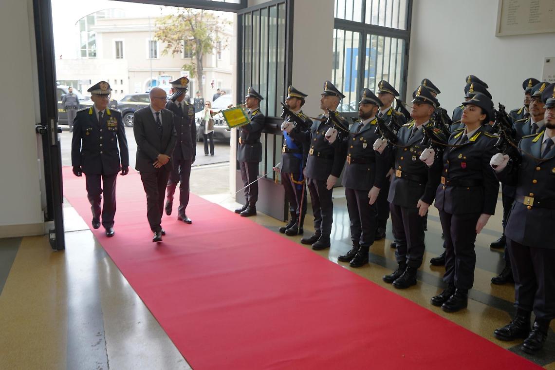 Il Viceministro Francesco Paolo Sisto in visita alla Guardia di Finanza di Bari