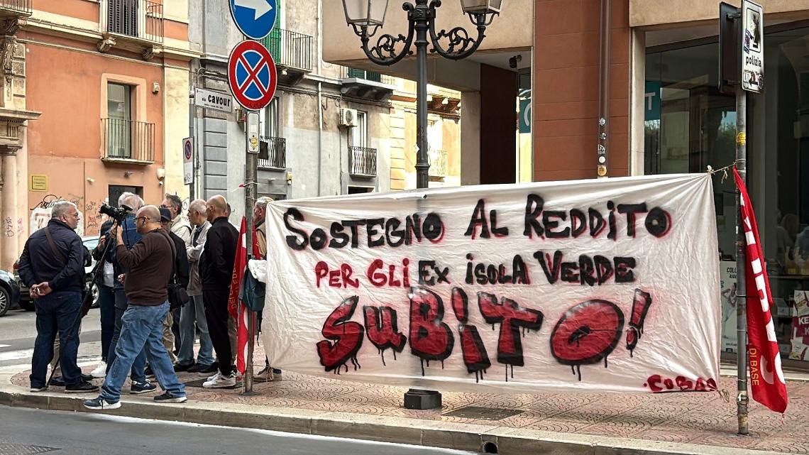 La protesta degli ex Isolaverde davanti alla Prefettura - foto di Francesco Manfuso