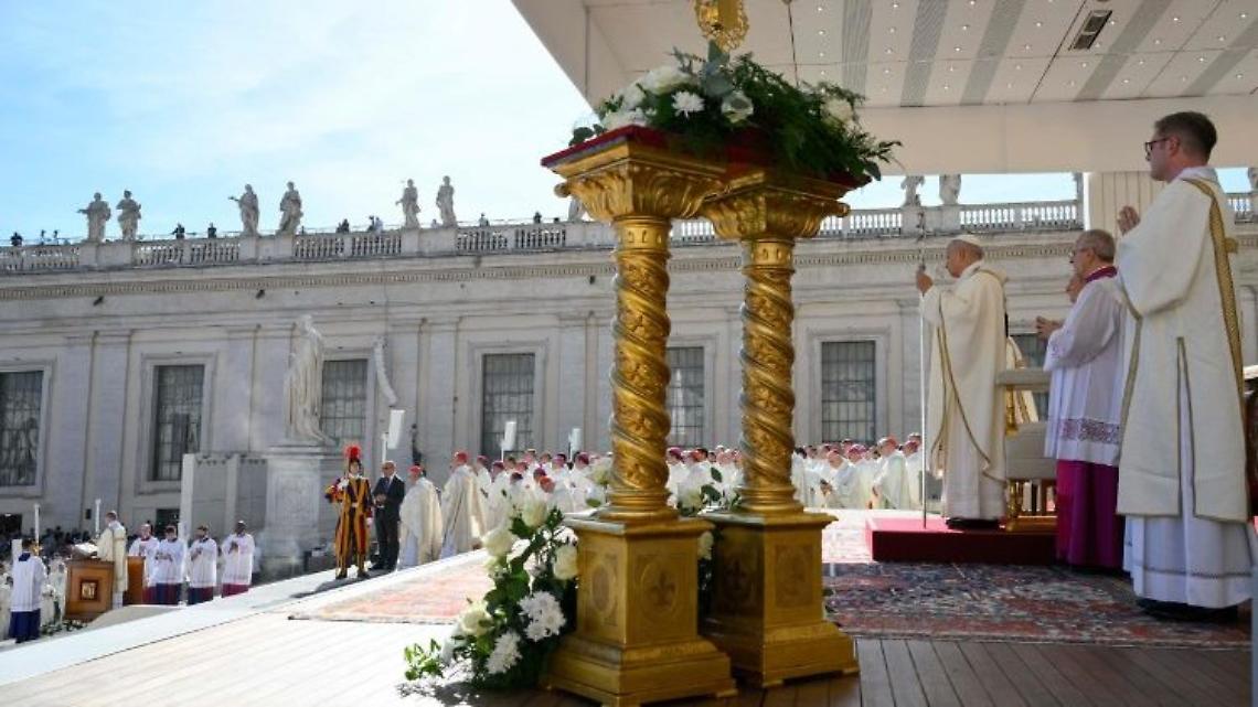La reliquia di San John Henry Newman accanto all'altare   (@Vatican Media)