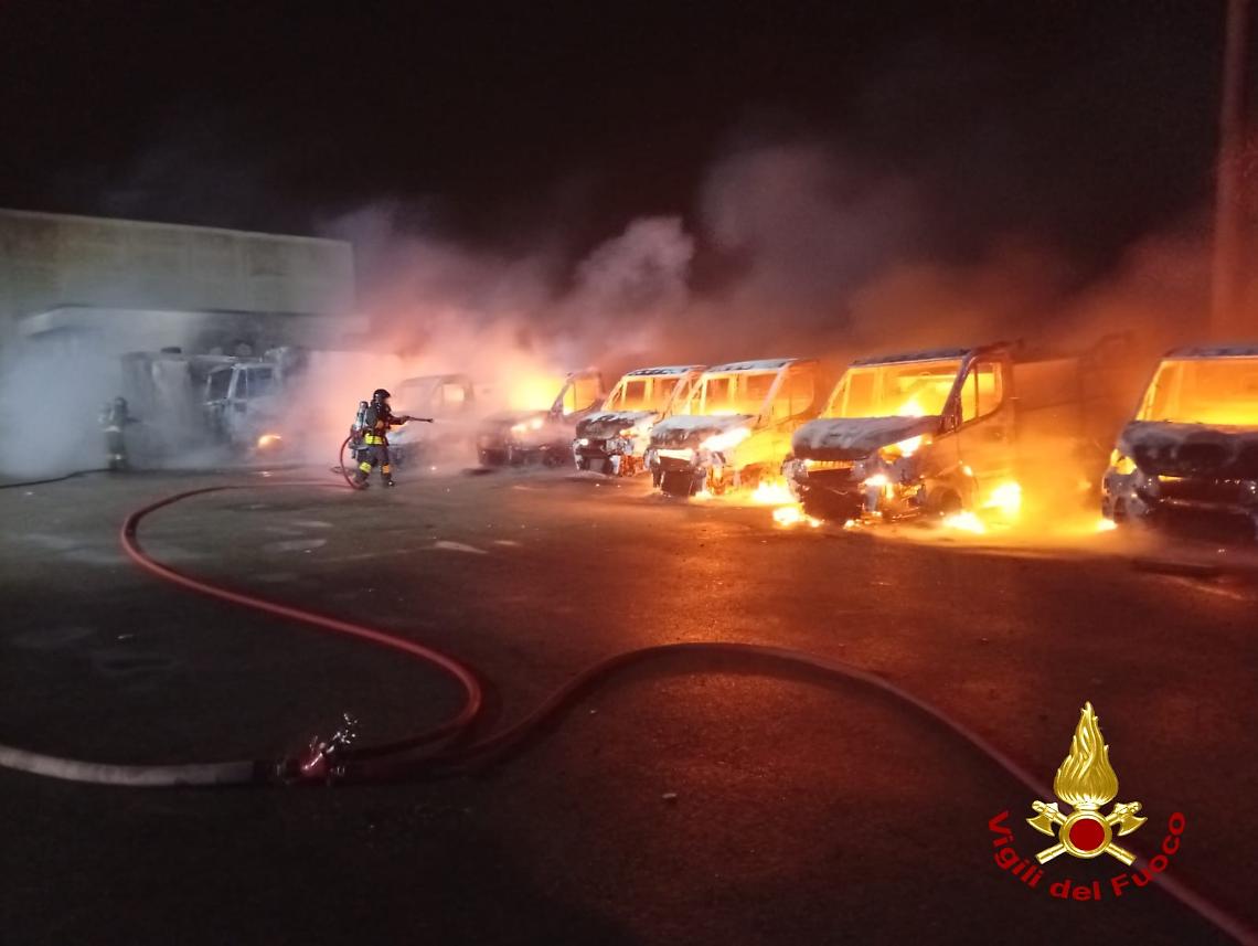 Incendio nel deposito dei rifiuti: distrutti una decina di mezzi a Noicattaro