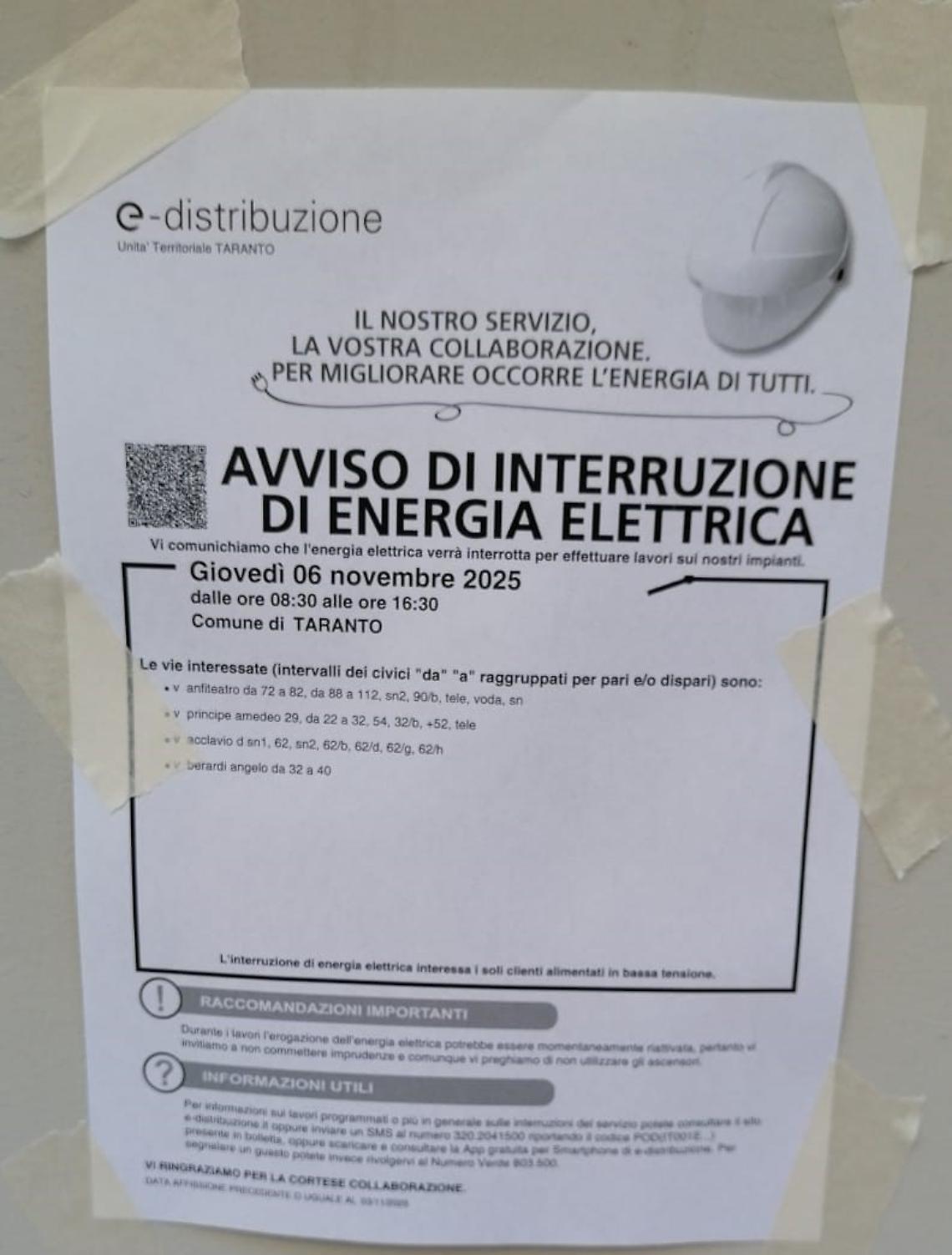 Il manifesto affisso dall'Enel nel centro di Taranto