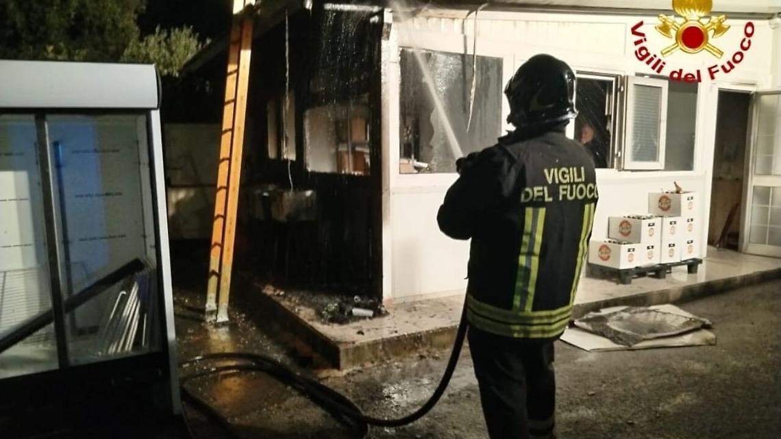 Incendio in una stazione di servizio a Fasano - foto dei Vigili del fuoco