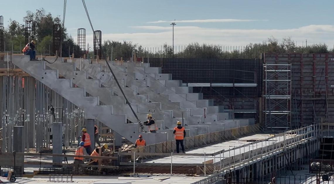 La  gradinata della piscina coperta a Taranto