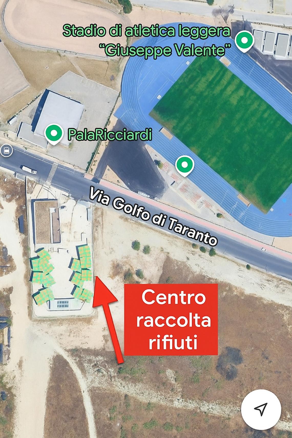 Centro rifiuti accanto allo stadio di Atletica leggera a Taranto