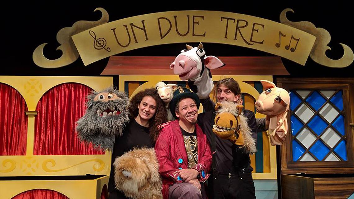 Foto di scena dello spettacolo inaugurale “1,2,3... Cantate con me! Canzoni, storie, rime, pupazzi ed altre stramberie” 