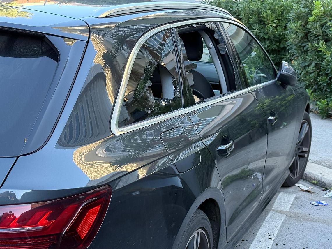 L'auto danneggiata in via Salinella - foto di Francesco Manfuso